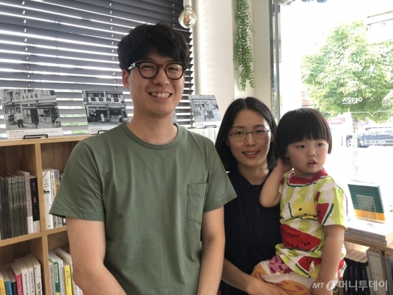 할아버지, 아버지에 이어 3대째 동아서점을 운영하고 있는 김영건 매니저와 아내 이수현 매니저, 딸 연수양(왼쪽부터)/사진=양성희 기자 