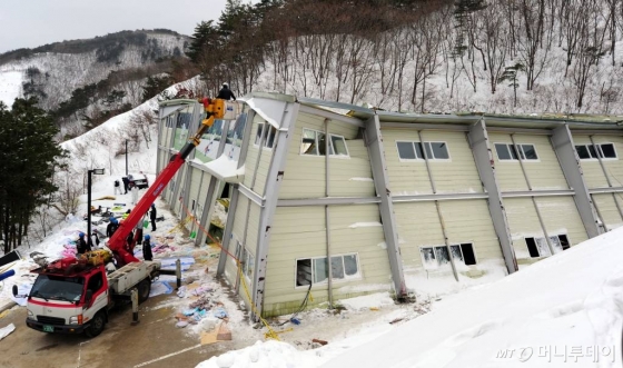 2014년 2월 발생한 경주 마우나오션리조트 체육관 붕괴사고 모습./사진=뉴스1