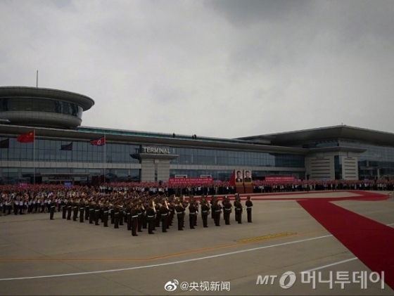 1박2일 일정의 북한 국빈 방문을 위해 20일 오전 11시40분 평양 순안공항에 도착한 시진핑 중국 국가 주석을 위한 환영 행사가 진행되고 있다./사진=CCTV 웨이보 