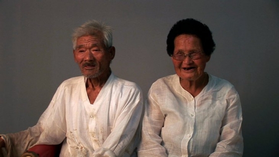 '워낭소리'에 출연한 최원균 할아버지(왼쪽)와 이삼순 할머니(오른쪽)/사진='워낭소리' 스틸컷