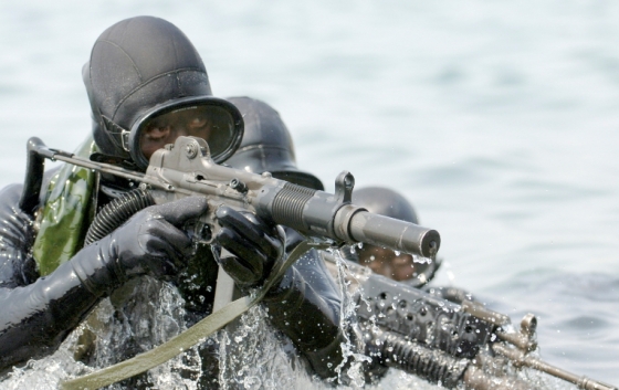 해군 특전대원들이 수중침투훈련을 하고 있는 모습 / 사진제공 = 해군 <br>
