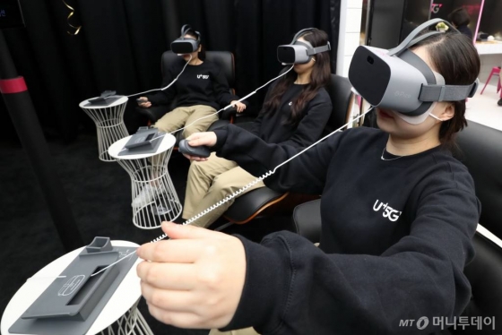 지난 4월 서울 서초구 LG 유플러스 팝업스토어 '일상로 5G'에서 직원들이 가상현실(VR) 서비스를 소개하고 있다. /사진=이기범 기자.