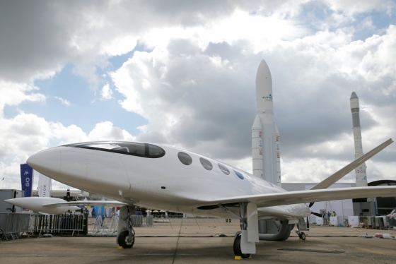 지난 18일 프랑스 파리에서 열린 파리에어쇼에서 공개된 세계 최초의 100% 전기비행기 '엘리스.' /사진=로이터.
