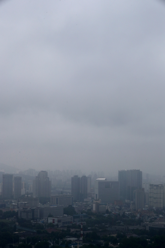 본격적인 장마가 시작된 26일 오후 남산에서 바라본 서울도심 하늘에 비구름이 가득하다.2018.6.26/뉴스1 