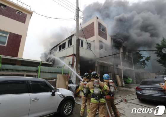 26일 오전 8시 59분쯤 경기도 부천시 삼정동의 한 자동차 공업사 2층에서 LPG가스가 폭발했다.소방대원들이 화재를 진압하고 있다. 2019.6.26/뉴스1