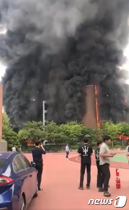 26일 오후 서울 은평구 은평초등학교에서 화재가 발생해 건물이 불타고 있다. /사진=은평구청 제공(뉴스1)
