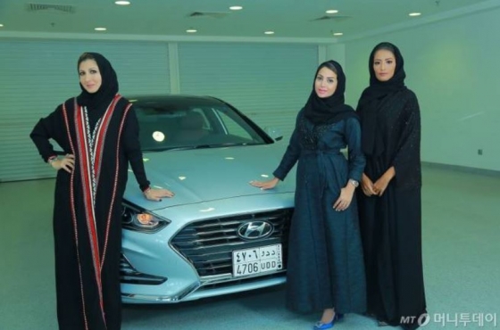 사우디아라비아의 현대차 브랜드 홍보대사로 선정된 (왼쪽부터) 패션 디자이너인 림 파이잘, 사업가인 바이안 린자위, 라디오 프로그램 진행자 겸 여행 블로거인 샤디아 압둘 아지즈./사진제공=현대차