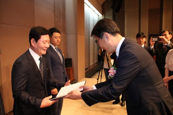김인석 원정건설 대표가 대통령표창을 받고 있다./사진= 대한주택건설협회