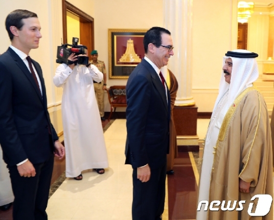 [사진] 므누신 재무와 쿠슈너 접견하는 바레인 국왕