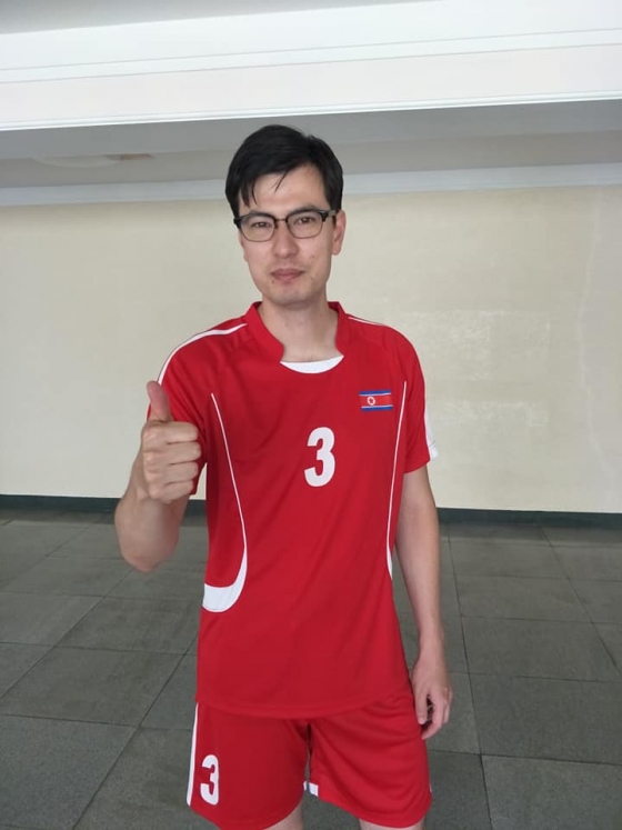알렉 시글리가 북한 축구 국가대표팀의 유니폼을 입고 있다. /사진=알렉 시글리 페이스북
