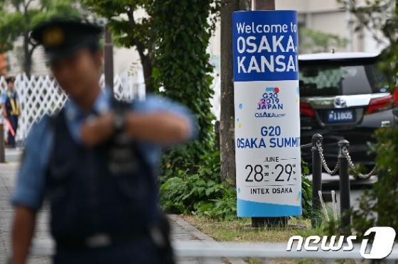 주요 20개국(G20) 정상회의 개막을 하루 앞둔 27일 일본 오사카시 사키시마 회의장 주변에 경찰이 배치돼 있다. © AFP=뉴스1