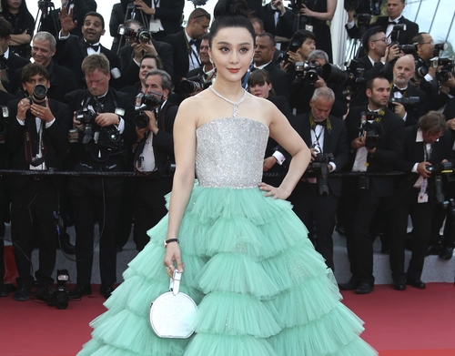 프랑스 남부 칸에서 지난해 5월8일 개막한 칸 국제영화제에 참석한 중국 여배우 판빙빙이 레드카펫에서 포즈를 취하고 있다./사진=AP/뉴시스
