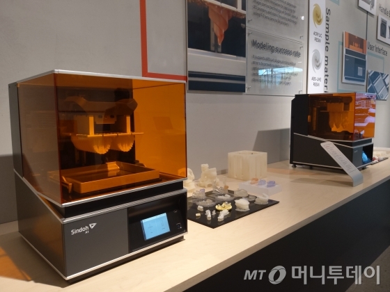 신도리코 본사에 전시된 치과용 3D프린터와 출력 제품들/사진=김유경 기자