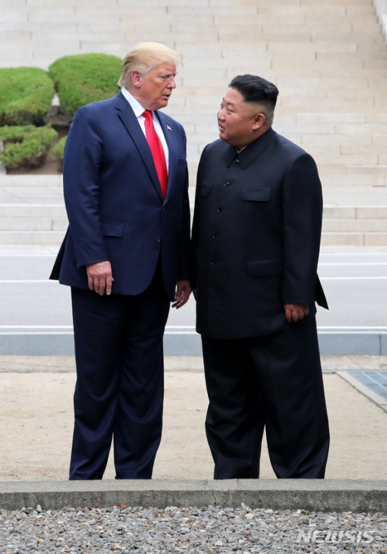 【판문점=뉴시스】박진희 기자 = 도널드 트럼프 미국 대통령과 김정은 북한 국무위원장이 30일 판문점 공동경비구역(JSA) 군사분계선 앞에 나란히 서 있다. 2019.06.30.   pak7130@newsis.com