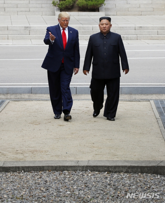 【판문점=뉴시스】박진희 기자 = 도널드 트럼프 미국 대통령과 김정은 북한 국무위원장이 30일 판문점 공동경비구역(JSA) 군사분계선을 넘어 북측으로 갔다 다시 남측으로 넘어오고 있다. 2019.06.30.   pak7130@newsis.com