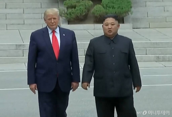 도널드 트럼프 미국 대통령과 김정은 북한 국무위원장이 30일 오후 판문점 북측에서 기념촬영을 한 뒤 남측으로 내려오고  있다. /방송화면캡쳐 / 사진=이동훈 기자 photoguy@