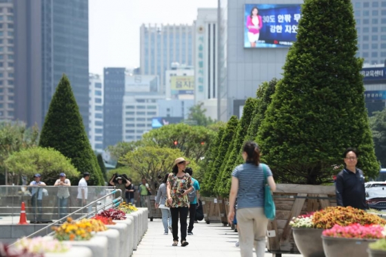 2일 서울 종로구 우리공화당이 천막이 있던 광화문광장 자리에 대형 화분들이 놓여 있다. 사진=뉴시스