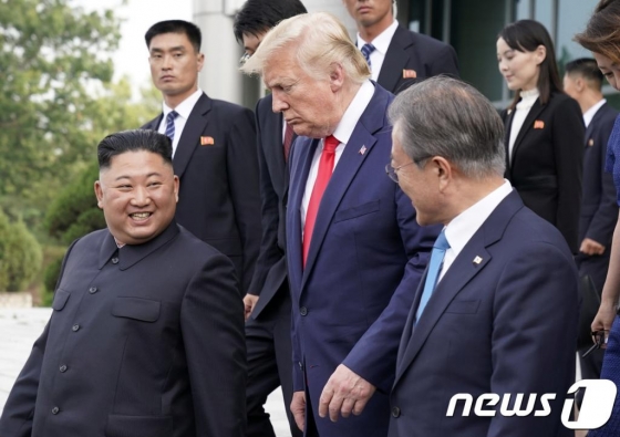 문재인 대통령과 도널드 트럼프 미국 대통령, 김정은 북한 국무위원장이 30일 오후 회동을 마친 후 판문점을 나서고 있다./사진=로이터=뉴스1