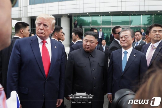 문재인 대통령과 도널드 트럼프 미국 대통령이 30일 오후 판문점을 방문해 김정은 북한 국무위원장을 만나고 있다./사진=청와대 페이스북