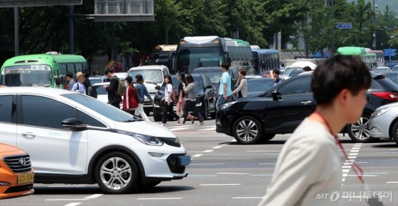 서울 광화문 사거리를 지나는 시민들과 차량들. /사진=임성균 기자