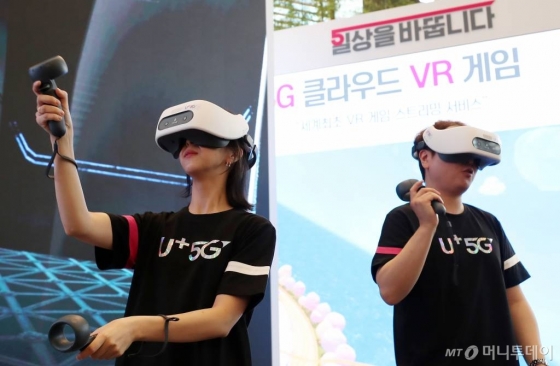 LG유플러스가 2일 서울 용산구 LG유플러스 본사에서 5G 네트워크를 기반으로 한 '클라우드 VR' 게임을 선보이고 있다. /사진=김휘선 기자.
