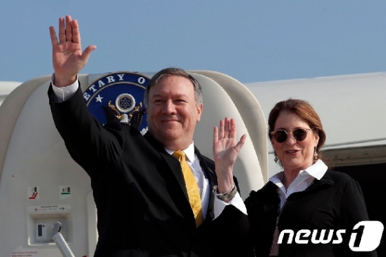 마이크 폼페이오 미국 국무장관(왼쪽)과 그의 아내 수전 폼페이오 여사. <자료사진> © AFP=뉴스1