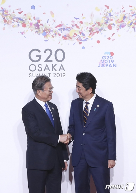 문재인 대통령이 지난 28일 오전 인텍스 오사카에서 열린 G20 정상회의 공식환영식에서 의장국인 일본 아베 신조 총리와 악수하고 있다. (청와대 제공) 2019.6.29/사진=뉴스1 