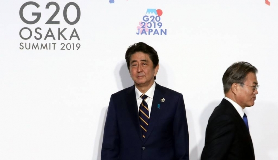 문재인 대통령이 28일 오전 인텍스 오사카에서 열린 G20 정상회의 공식환영식에서 의장국인 일본 아베 신조 총리와 악수한 뒤 행사장으로 향하고 있다. /사진=뉴시스