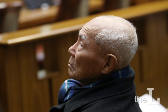 일제 강제징용 피해자 중 유일 생존자인 이춘식 할아버지가 지난해 서울 서초구 대법원에서 열린 전원합의체에서 생각에 잠겨 있다./사진=뉴스1