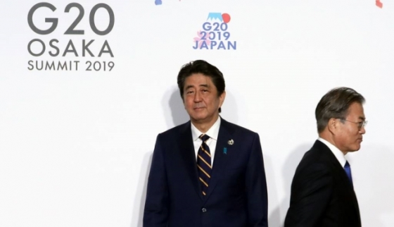 문재인 대통령이 지난달 28일 오전 인텍스 오사카에서 열린 G20 정상회의 공식환영식에서 의장국인 일본 아베 신조 총리와 악수한 뒤 행사장으로 향하고 있다./사진=뉴시스