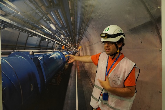 막심 고브제비타 썬 선임연구원이 대형강입자가속기(Large Hardron Collider·LHC) 원리를 설명하고 있다/사진=CERN