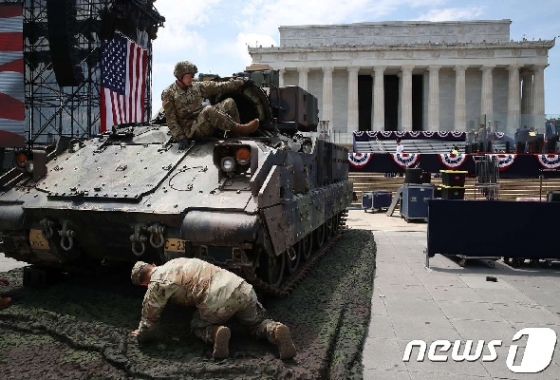 4일(현지시간) 미국 링컨 기념관 앞에서 군인들이 독립기념일 행사를 준비하고 있다. © AFP=뉴스1