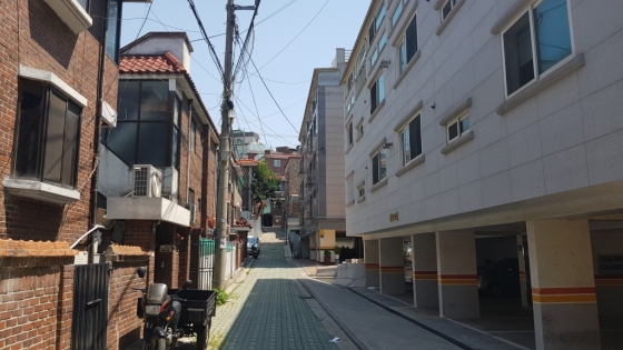 서울 은평구 불광동의 한 골목에 옥탑방이 있는 예전 건물과 신축 건물이 마주보고 있다. /사진=김영상 기자