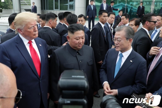 문재인 대통령과 도널드 트럼프 미국 대통령이 30일 오후 판문점에서 김정은 북한 국무위원장을 만나 대화나누고 있다./사진제공=청와대