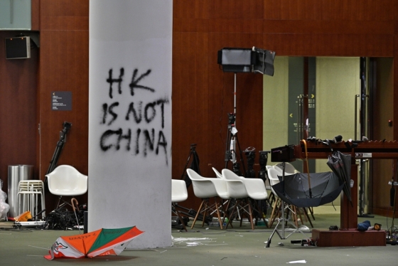 홍콩의 '범죄인 인도법(송환법)'에 반대하는 시위대가 점거한 입법회 건물 내부. /사진=AFP