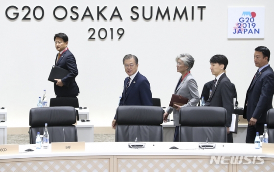 【오사카(일본)=뉴시스】박진희 기자 = 문재인 대통령이 29일 오사카 국제컨벤션센터 인텍스 오사카에서  '불평등해소 및 포용적이고 지속가능한 세계 실현'를 주제로 열린 G20 정상회의 세 번째 세션에 참석하고 있다. 2019.06.29.     pak7130@newsis.com