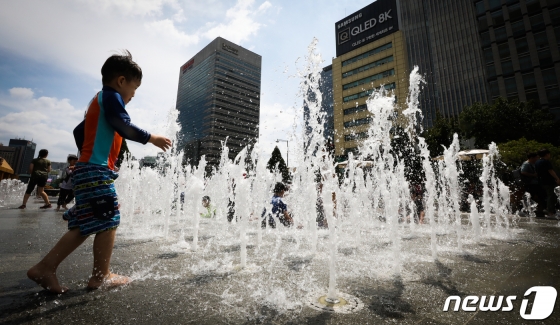 본격적인 더위가 시작된다는 소서(小暑)였던 지난 7일 서울 광화문광장 분수대에서 어린이들이 물놀이를 하며 더위를 식히고 있다./사진=뉴스1