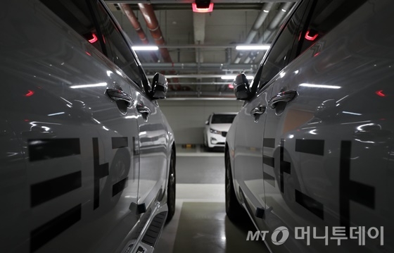'빨간불' 켜진 '타다'. 8일 오후 서울시내 차고지에 주차된 타다 차량들. /사진=임성균 기자.