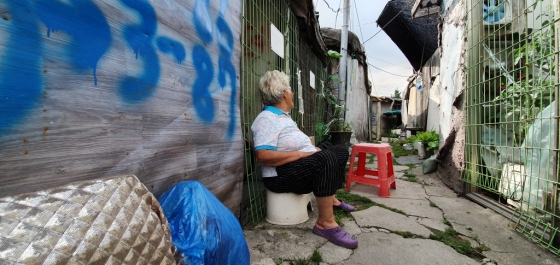 지난달 6일 오후 3시 서울시 강남구 개포동 구룡마을에 43년 살고 있는 김모씨(86·여)가 쪽방 앞 의자에 앉아있다. /사진=최동수 기자