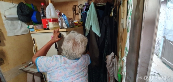 지난달 6일 오후 3시30분 서울시 강남구 개포동 구룡마을에 43년 살고 있는 김모씨(86·여)가 쪽방 구석 막내아들 이모씨(45)가 살고 있는 방을 보여주고 있다. /사진=최동수 기자