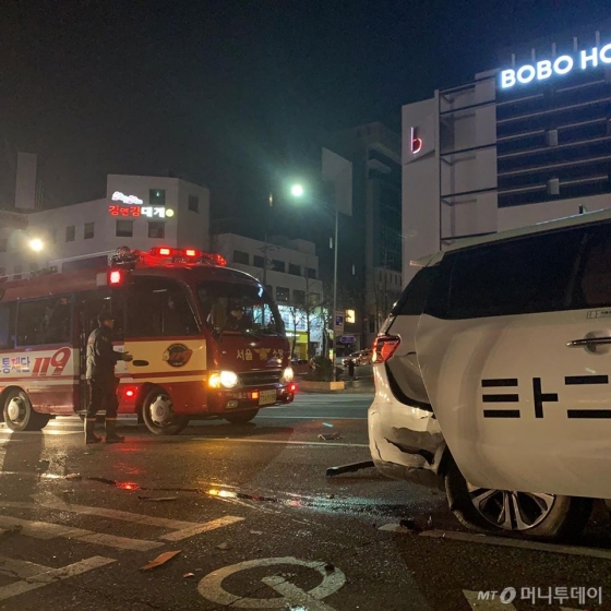 지난 1월 서울 홍대입구역에서 타다를 탔다 승객들이 3중 추돌 교통사고를 당했다. /사진=독자 제공 