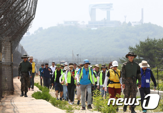 지난달 26일 DMZ 평화의길 고성구간에 방문한 관람객들이 철책을 따라 걷고 있다. /사진=뉴스1