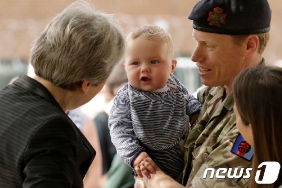 [사진] 英-나토 연합군 사령부서 군인가족 만나는 메이 총리