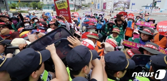 [사진] 국토교통부 앞에서 경찰과 대치하는 톨게이트 해고 근로자들