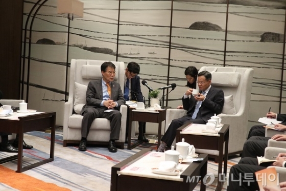 장하성 주중 한국대사(사진 메인 좌석 왼쪽)와 천우 중국 광시좡족자치구 주석이 9일 난닝의 한 호텔에서 회견을 하고 있다./사진=진상현 베이징 특파원.