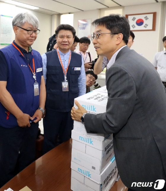 [사진] 박준식 최저임금위 위원장에게 전달된 근로자위원측 1만1000명의 서명서