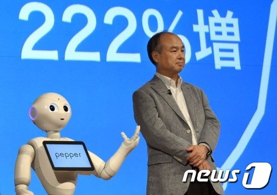 손정의 회장과 휴머노이드 로봇 페퍼 /사진=AFP(=뉴스1)