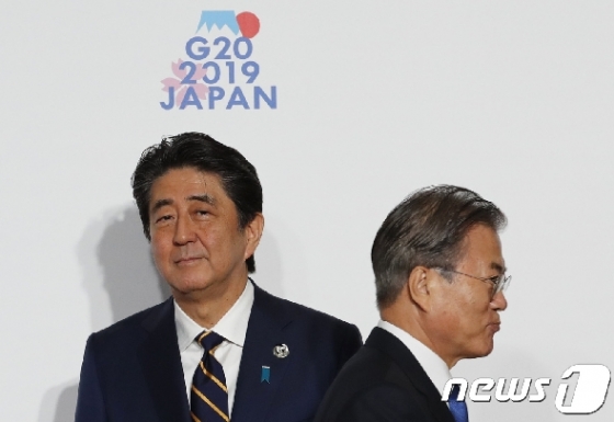 아베 신조 일본 총리(왼쪽)과 문재인 대통령 <자료사진> © AFP=뉴스1