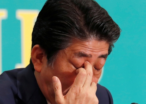 지난 3일 참의원 선거를 위한 당대표 토론회에 참석한 아베 신조 일본 총리가 잠시 눈을 감고 생각에 잠겨 있다. /사진=로이터통신