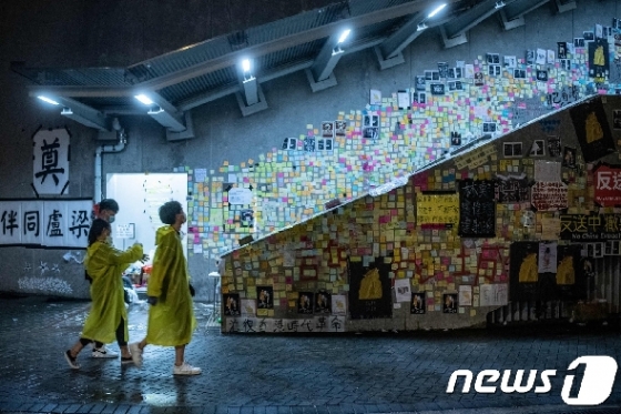송환법 철회를 요구하는 수많은 포스트잇이 벽에 붙어 있다. © AFP=뉴스1